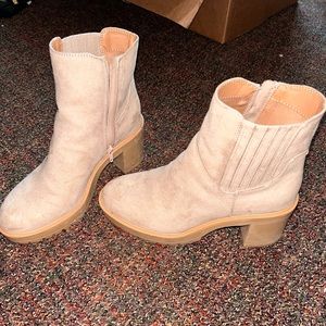 Women’s boots, size 10! Only worn once!